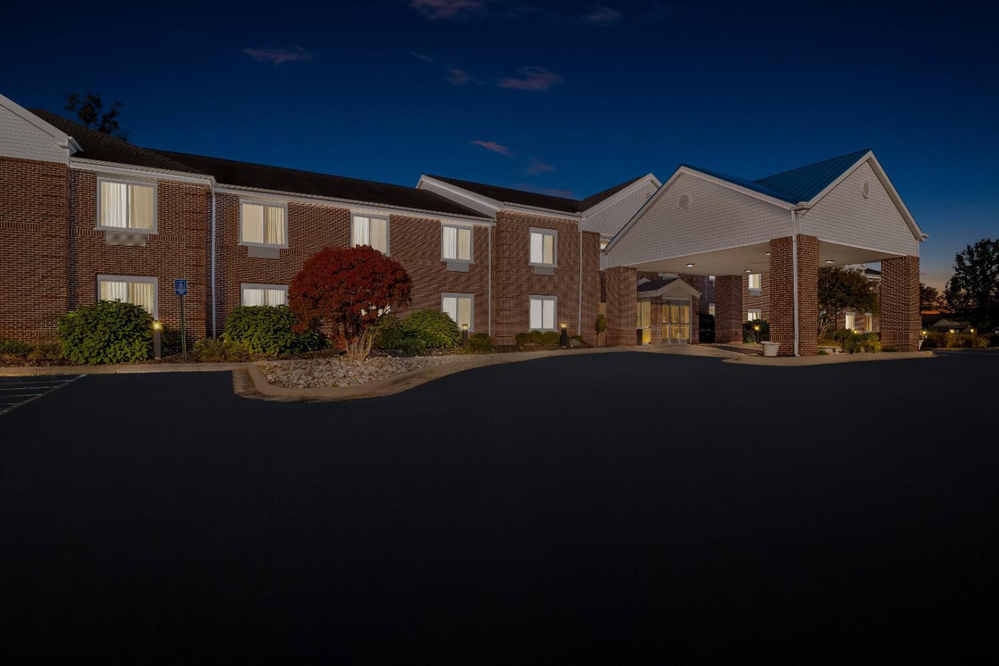 Hometowne Studios By Red Roof East Lansing - Okemos Exterior foto